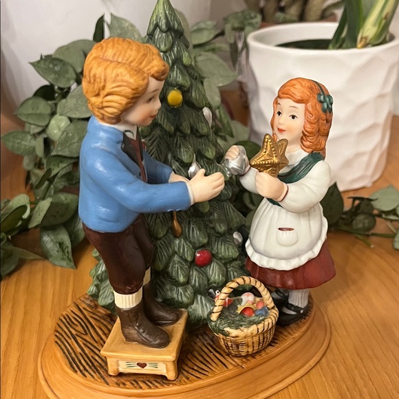 Avon Christmas Memories “Keeping the Christmas Tradition” 1982 - Picture 6 of 12